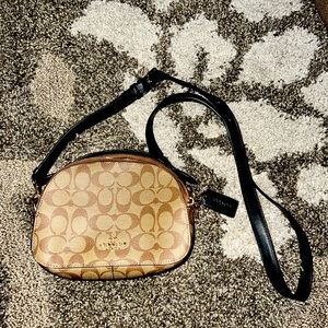 Selling this authentic coach crossbody.